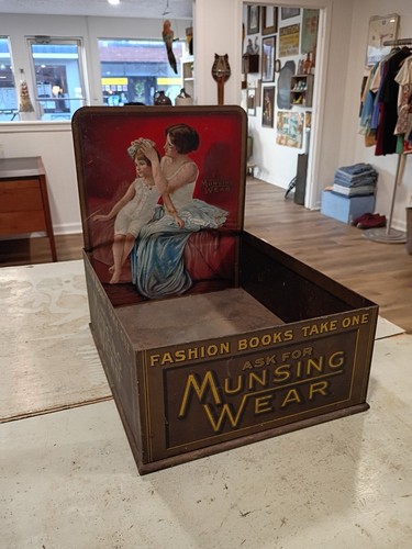 1920s Munsing Wear Fashion Book Box Advertisement RARE