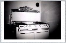 Stufa a gas vintage B&W snapshot grande bianca metà secolo cucina moderna circa