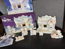 Vintage Precious Moments Sugar Town Lighted Train Station 6 Piece Set MINT 
