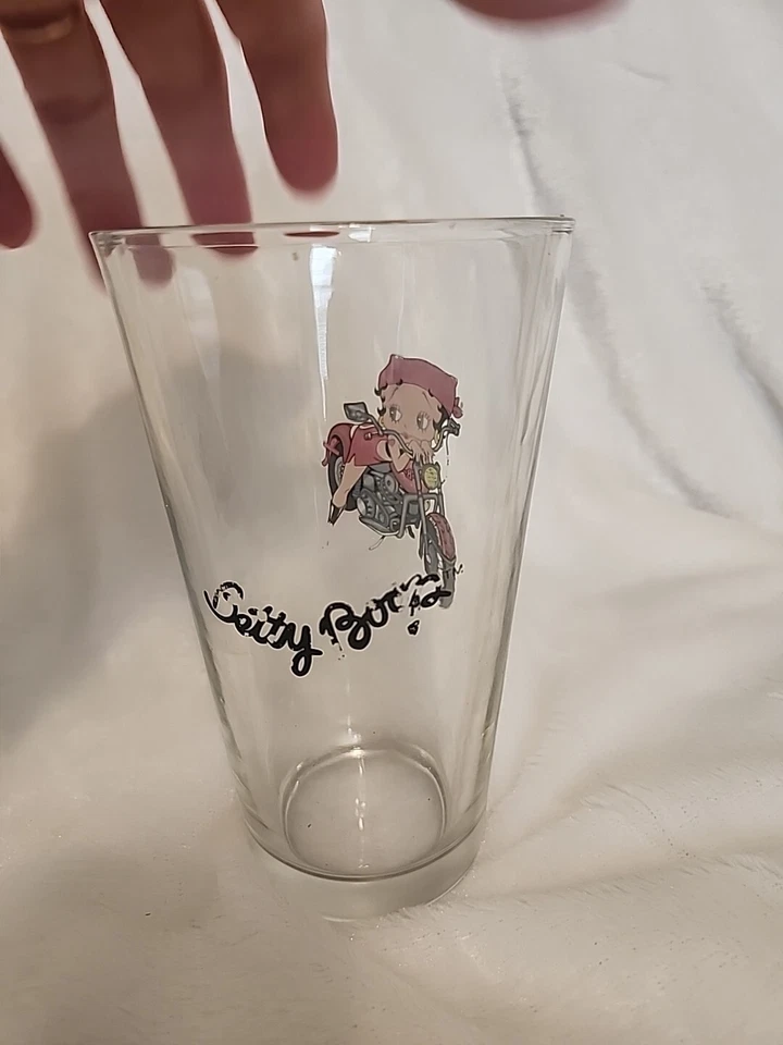 VIDRIOS TRANSPARENTES BIKER BETTY BOOP ON BIKE 16 FL OZ PINTA  Foto 3 de 4
