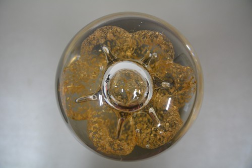 VIDRIO ARTÍSTICO TRANSPARENTE DE MURANO CON COPOS DE ORO COLOCADOS CON SOPORTE PARA MONO - Imagen 4 de 4