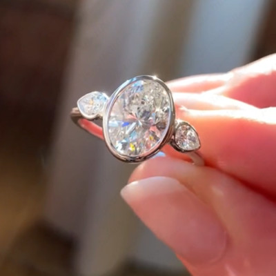 4,20 kt ovaler & Birnen Moissanit 3 Steine Verlobungsring in 14 K Weißgold vergoldet