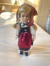 Dan Dee Puppe im roten Samtkleid (mit Ständer)