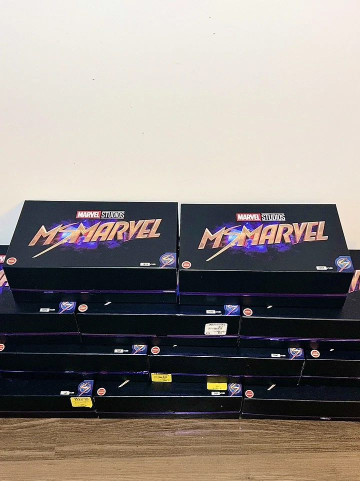 Juego de pulseras y colgantes de metal Ms. Marvel caja de coleccionista - caja abierta/nunca usado Foto 2 de 4