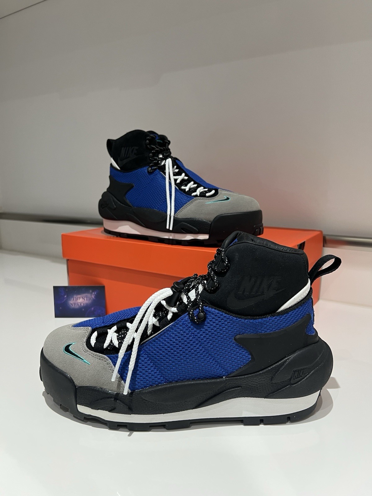 SACAI X NIKE Nike Magmascape x Sacai SP 'Varsity Royal Blue Black' UK7 PREZZO AL PUBBLICO £ 200