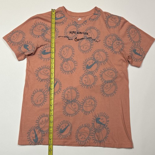 Nike Sun Club Shirt Herren Medium Pink Swoosh Sun AOP Running Logo Tee - Bild 10 von 11