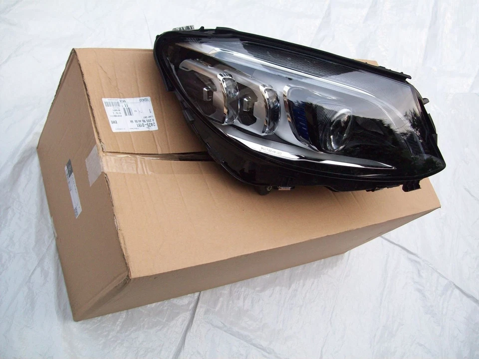 Farol de LED direito Mercedes classe C Hella W205 A2059064406 2018-2022 - Imagem 2 de 4