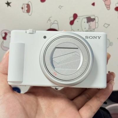 Sony ZV-1 20.1MP Compact Digital Camera Flip-out 3.0  LCD Screen + Charger