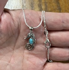 Collar de plata esterlina caballito de mar genuino turquesa vientre colgante serpiente SS 18”🩵