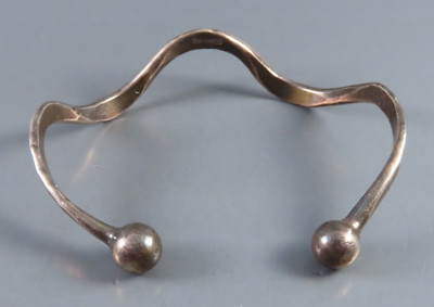 Vintage STERLINGSILBER gewelltes Armreif Armband gehämmerter Draht Punkte Kugelenden UNIKAT!