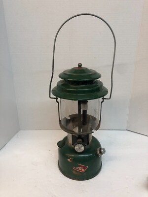 VINTAGE Aug 1981 Coleman 220k Green Metal Lantern - UNTESTED