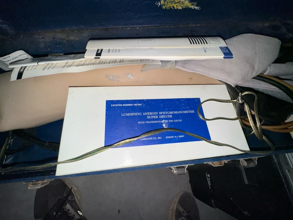 Simulador de pressão arterial Life Auscultation Systems com braço e estojo de manequim - Imagem 3 de 4