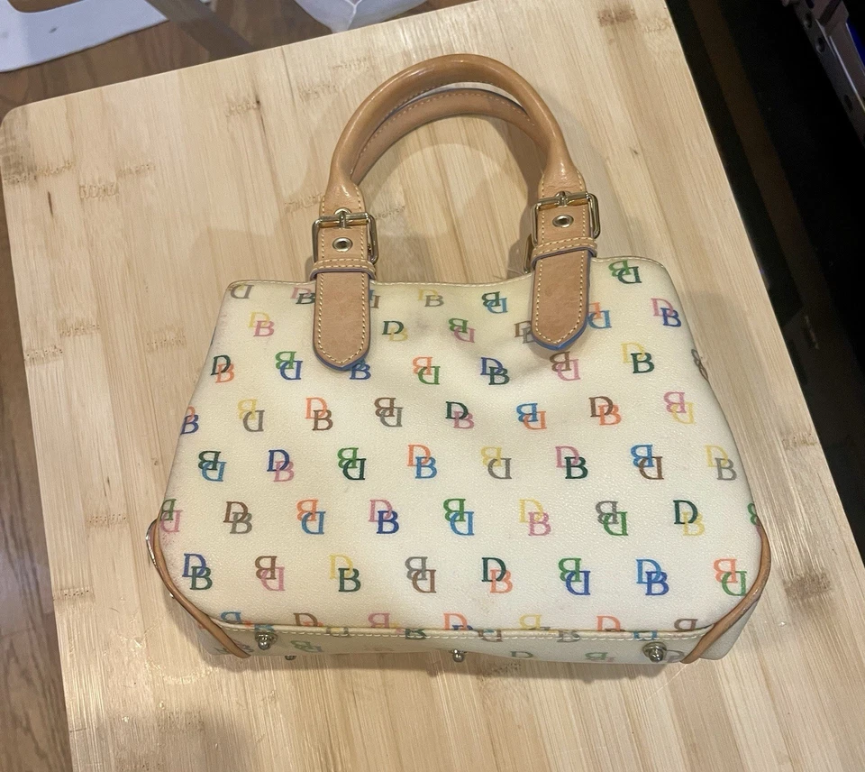 Винтажная кожаная маленькая сумка-тоут Dooney Bourke модель Y2K с радужным логотипом/молнией на металлических ножках - Изображение 3 из 4