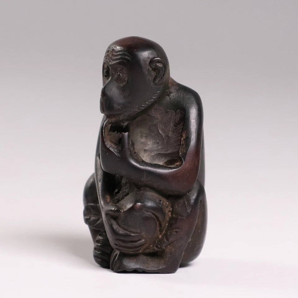 Netsuke japonés tallado en madera mono y melocotón 1,87 pulgadas Inro Ojime Meiji era 19 Foto 3 de 4