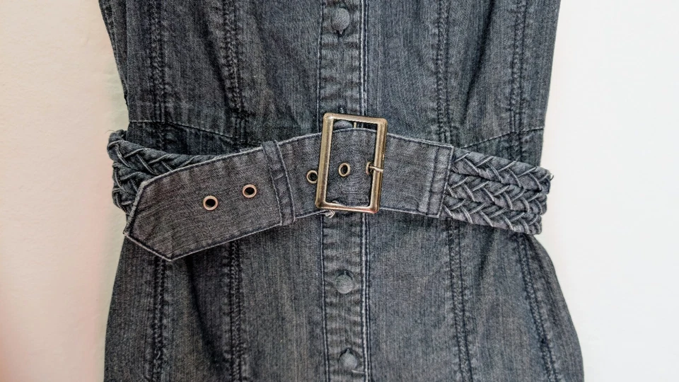 Vestido y cinturón American Rag Cie para mujer sin mangas cuello en V denim con botones bolsillo Foto 2 de 4