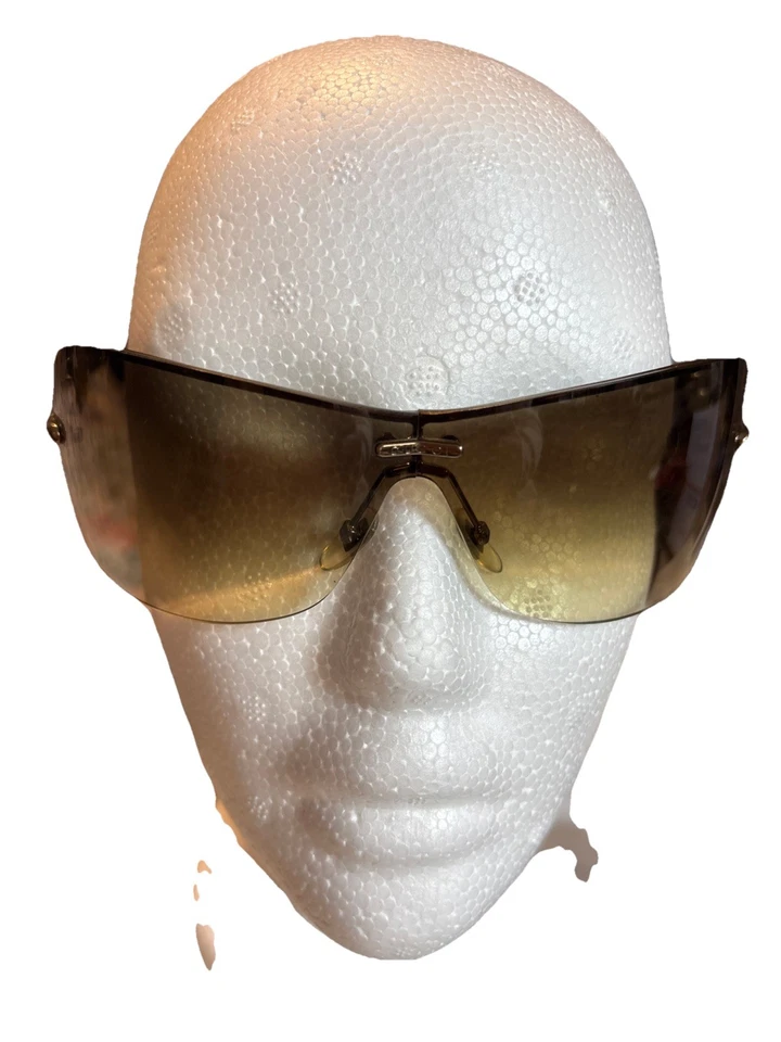 Óculos de sol Gucci escudo sem aro com lentes degradê e estojo de marca. - Imagem 2 de 4