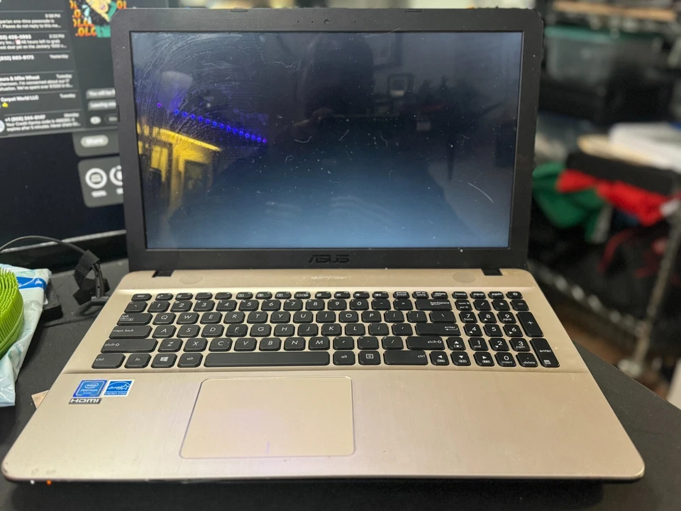 Fijador superior para portátil ASUS X541N 15,6" FUNCIONA necesita algunos artículos pero se enciende. Foto 4 de 4