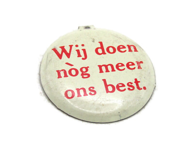 Vintage Dutch Slogan Pinback Button ''Wij Doen Nog Meer Ons Best'' Red White Badge