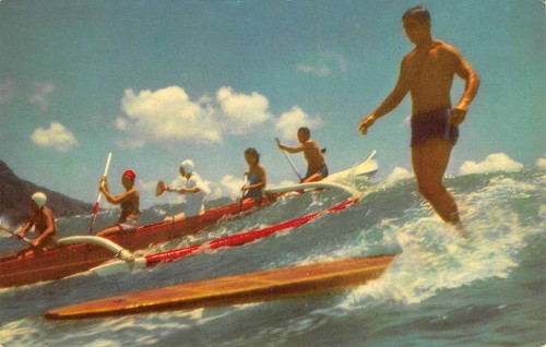OUTRIGGER CANOE SURFING Waikiki, Hawaii ca 1950s Chrome Vintage Postcard - 第 1/2 張圖片