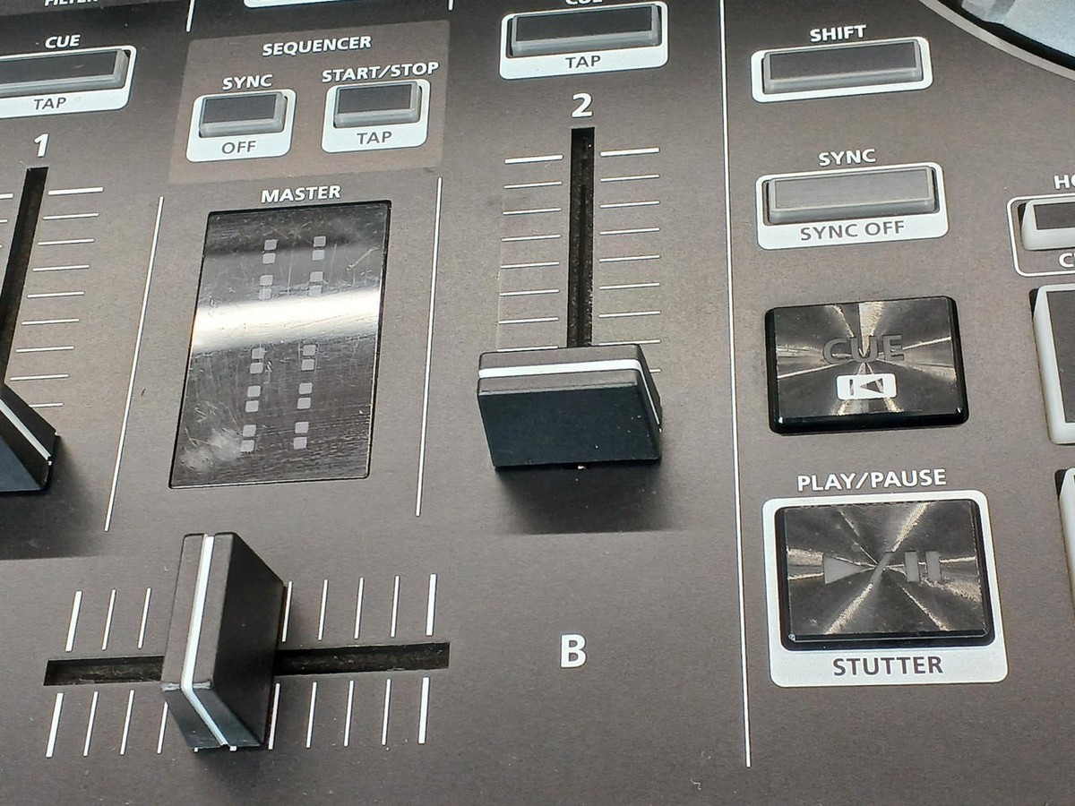Roland DJ-202 2CH 4-Deck DJ Controller Serato USB Bus Powered