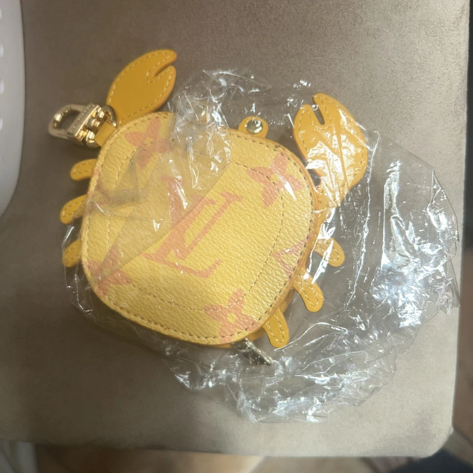 Mini bolso Louis Vuitton moneda amarilla cangrejo colección verano Foto 4 de 4