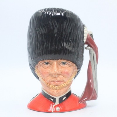 Royal Doulton der Gardist kleine Figur Toby Krug D6771 4 Zoll