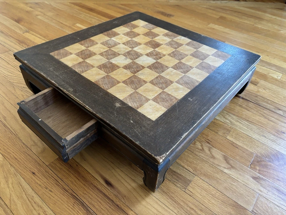 Mesa de juego de madera antigua tablero de ajedrez Foto 4 de 4