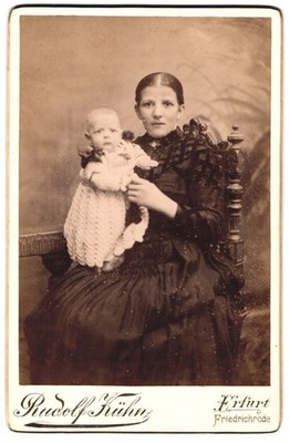 Photograph Rudolf Kühn, Erfurt, young mother proudly shows her newborn, courage 