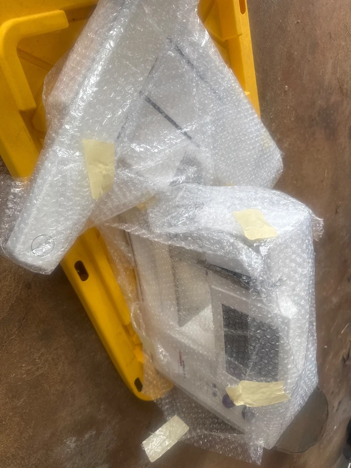 Bernina Artista 200 Screen Computerized Embroidery Sewing Machine - Image 2 of 2