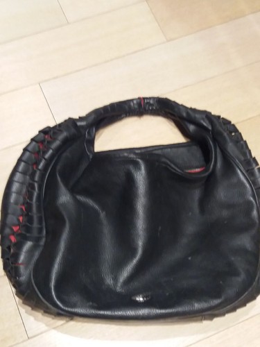 art. B14661 Charlize 100 nero BRACCIALINI Borsa a spalla in morbida pelle  con pratica costruzione a soffietti. Spicca la maniglia in pelle come  torchons, fissata da anelli apribili e nodi. Tracolla regolabile
