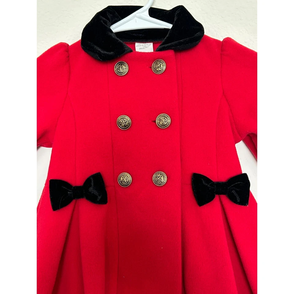Abrigo con lazo de doble botonadura rojo Good Lad para niñas con botones dorados cuello de terciopelo Foto 4 de 4