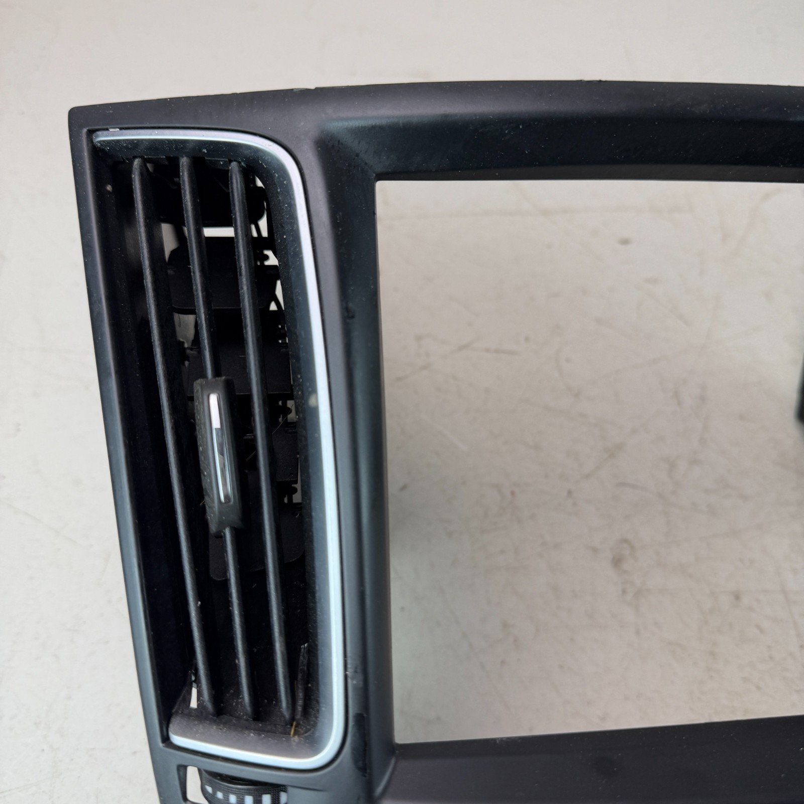 2017-2020 MASERATI LEVANTE M161 FRONT DASH CENTER DISPLAY BEZEL TRIM VENT GRILLE