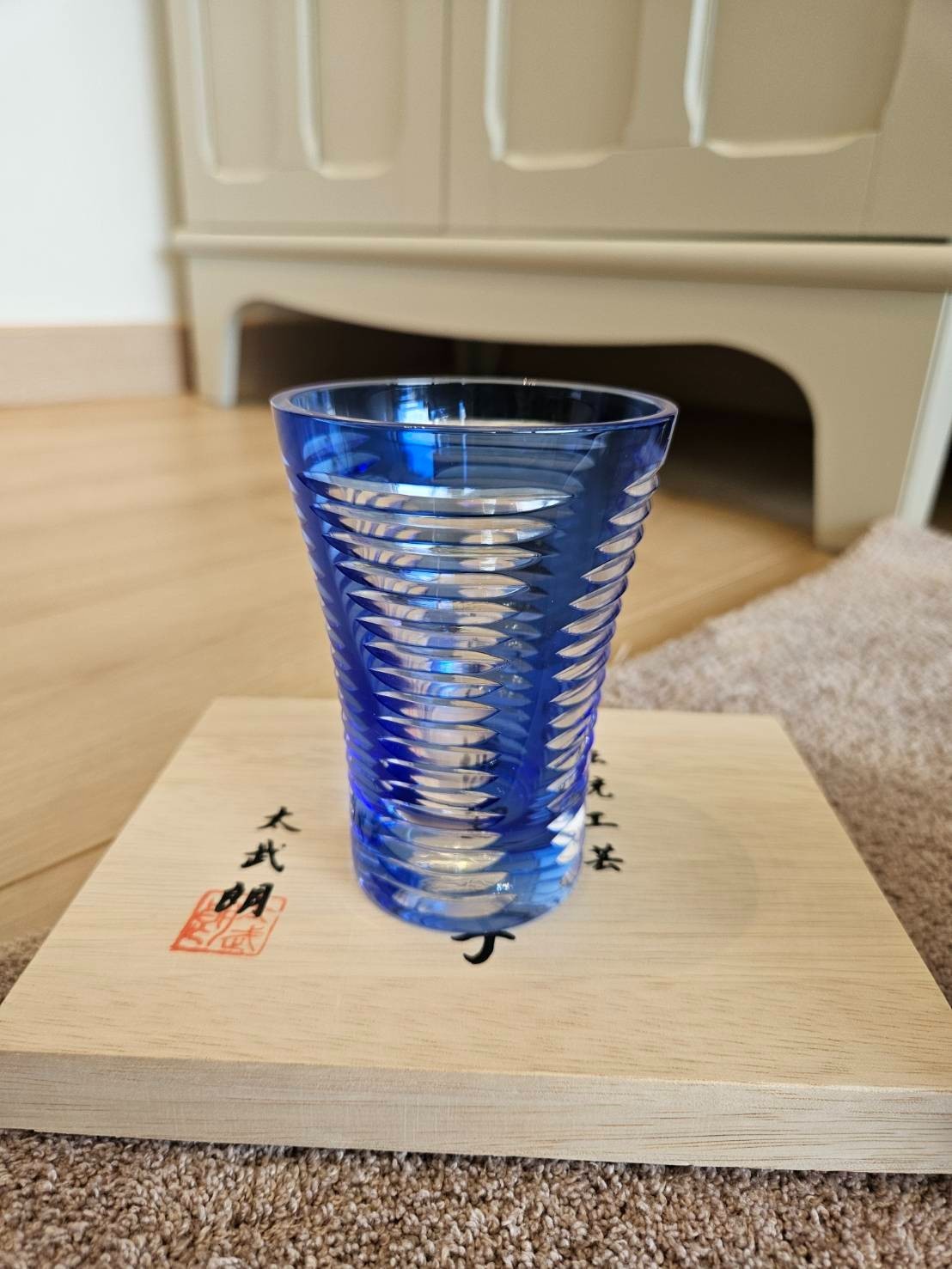 Verres Edo Kiriko japonais rose et bleu pour vos dégustations de saké fraîches