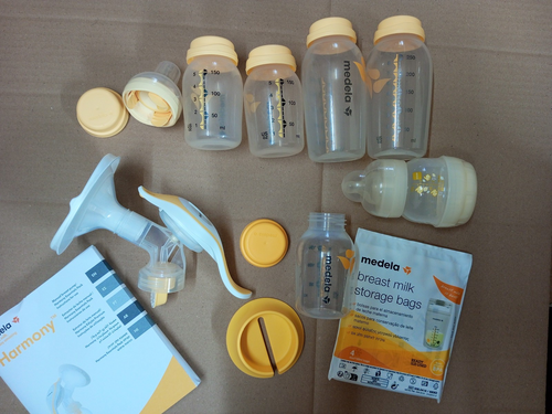 Medela Breast Milk Store & Feed Set Bottles & Bags With Manual Breast Pump - Picture 4 of 6