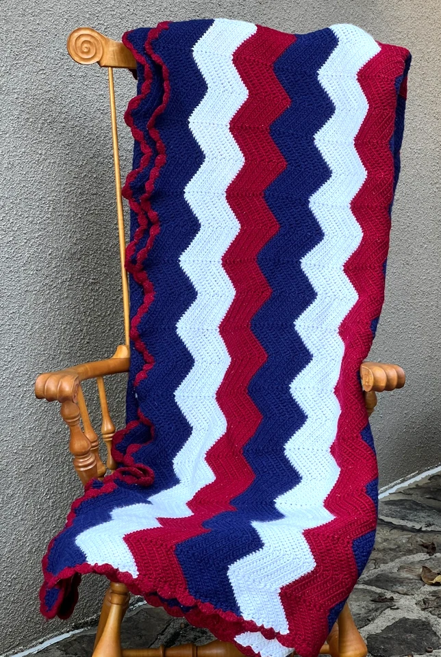 Chevron festoneado vintage hecho a mano tiro afgano rojo blanco azul 94 x 76 Foto 3 de 4