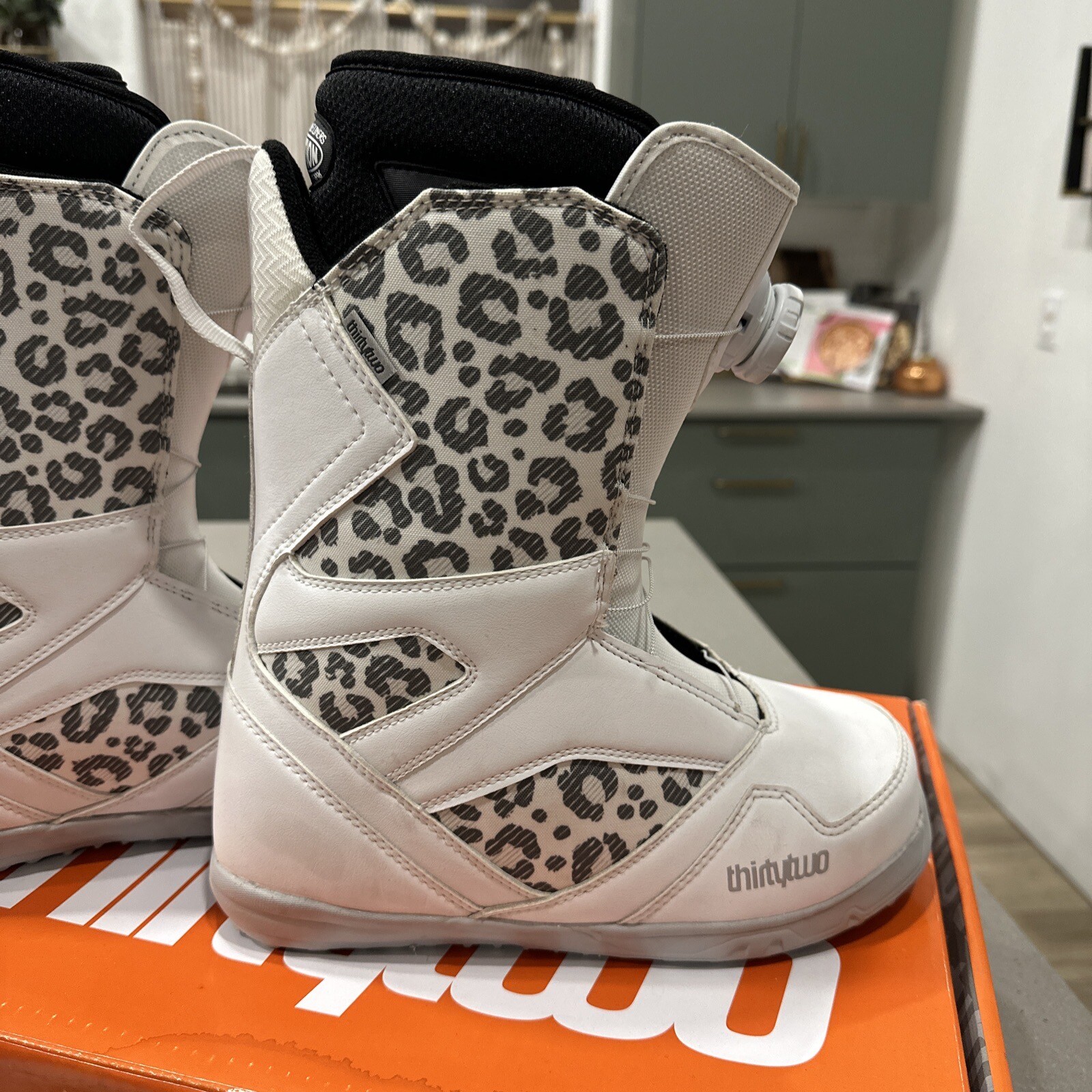 ThirtyTwo W's STW BOA Snowboard Boots Size 7.5 White Cheetah Print