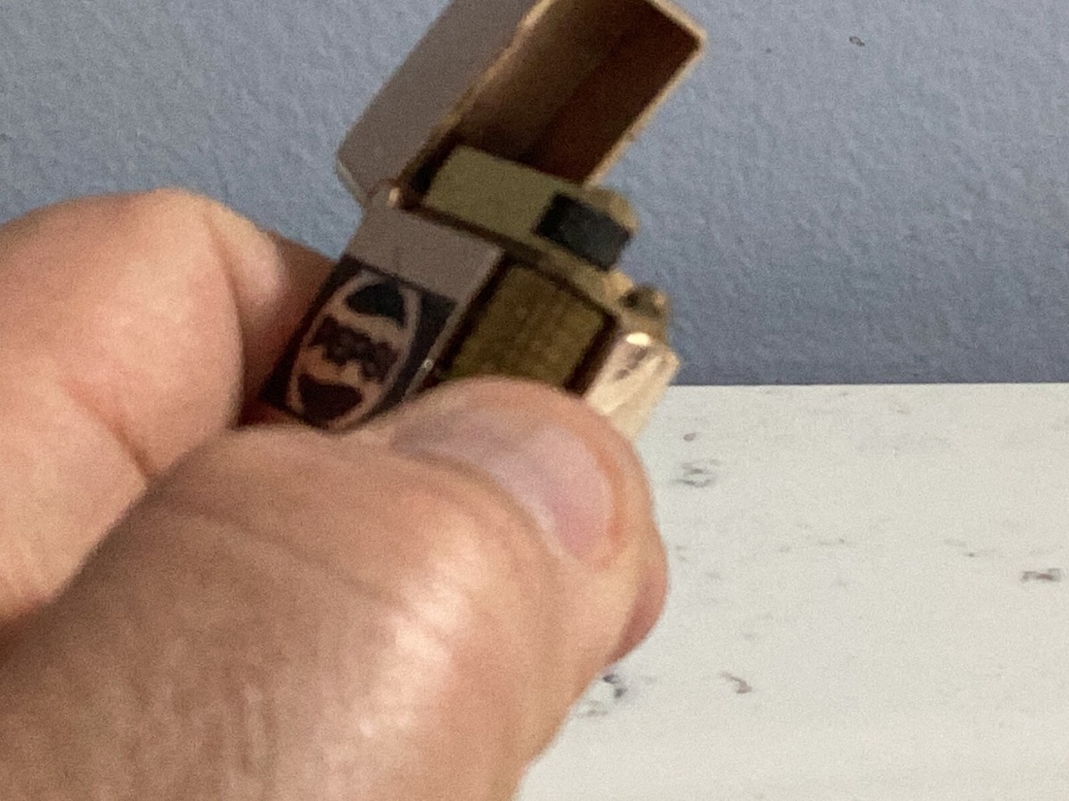 VINTAGE AUTHENTIC NESOR GOLD TONE PEPSI ADVERTISMENT LIGHTER VINTAGE AUTHENTIC NESOR GOLD TONE PEPSI ADVERTISMENT LIGHTER