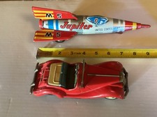 2 juguetes de hojalata vintage MG Roadster y cohete Jupiter M-5 hechos en Japón