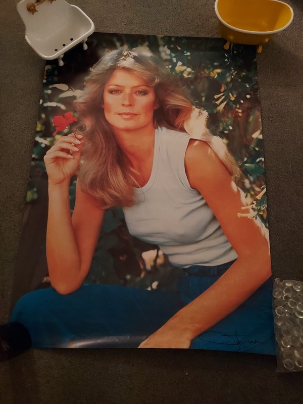 VINTAGE 1977 FARRAH FAWCETT POSTER 20X28 WHITE TSHIRT FLOWER EXCELLENT