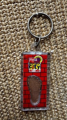 Coca Cola Schlüsselanhänger Keychain 1996 Atlanta Olympic City Olympiade 1996