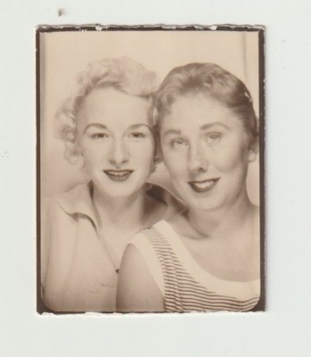 VINTAGE PHOTO BOOTH - PRETTY YOUNG GIRL FRIENDS