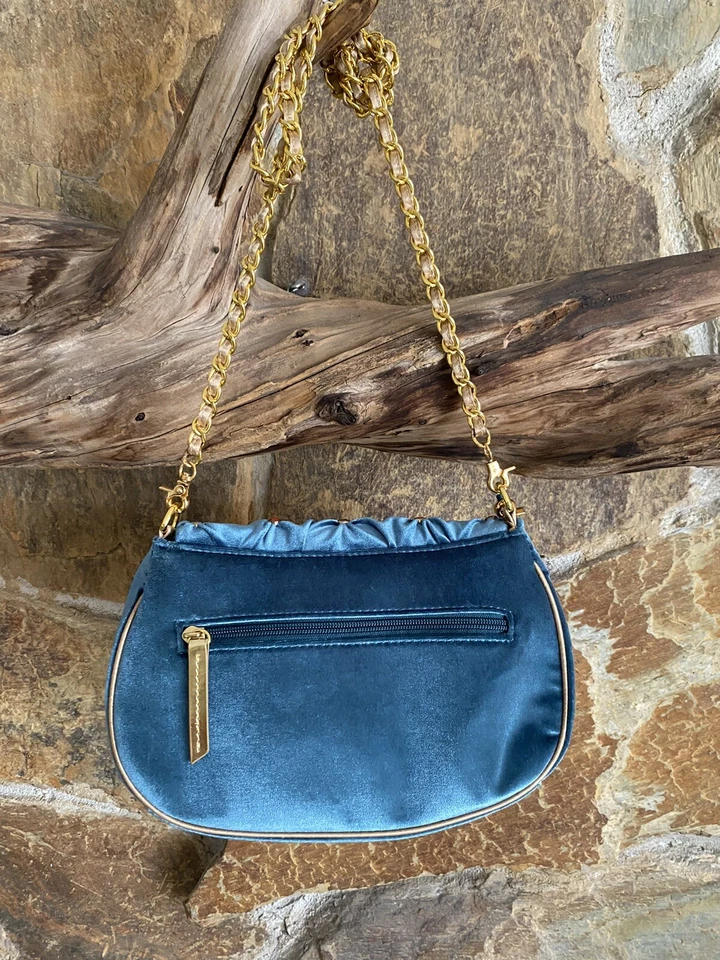 Bandolera Twiggy London de terciopelo con adornos de diamantes de imitación de colores — verde azulado Foto 2 de 4