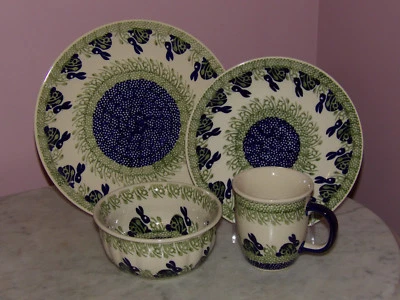 UNMARKED Polish Pottery 16 PC Dinnerware Set! Bunny Pattern!