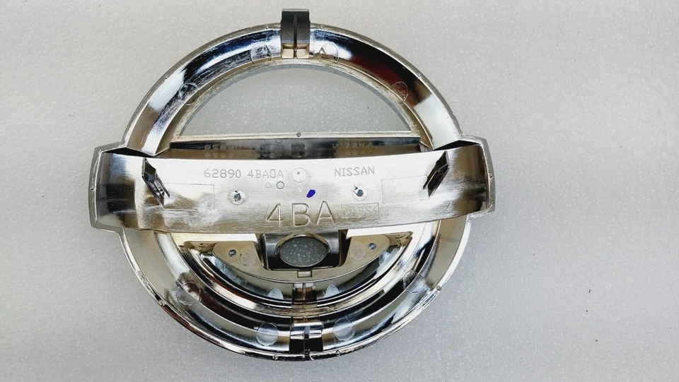 2014 2015 2016 2017 Nissan Rogue emblema grade dianteira com câmera spot 62890 4BA0A - Imagem 3 de 3