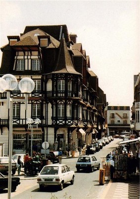 Etretat 76 Celebre par ses falaises Le centre ville