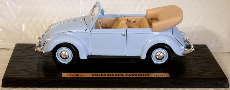 Maisto 1951 Sky Blue Volkswagen Cabriolet 1:18 Scale Special Edition w Stand VW