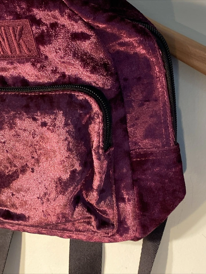 NUEVO CON ETIQUETAS ROSA Victoria's Secret Púrpura Terciopelo Mini Mochila Bolsillo Logo Nuevo Y2K Foto 4 de 4