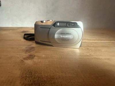 Fujifilm FinePix 2400 Zoom