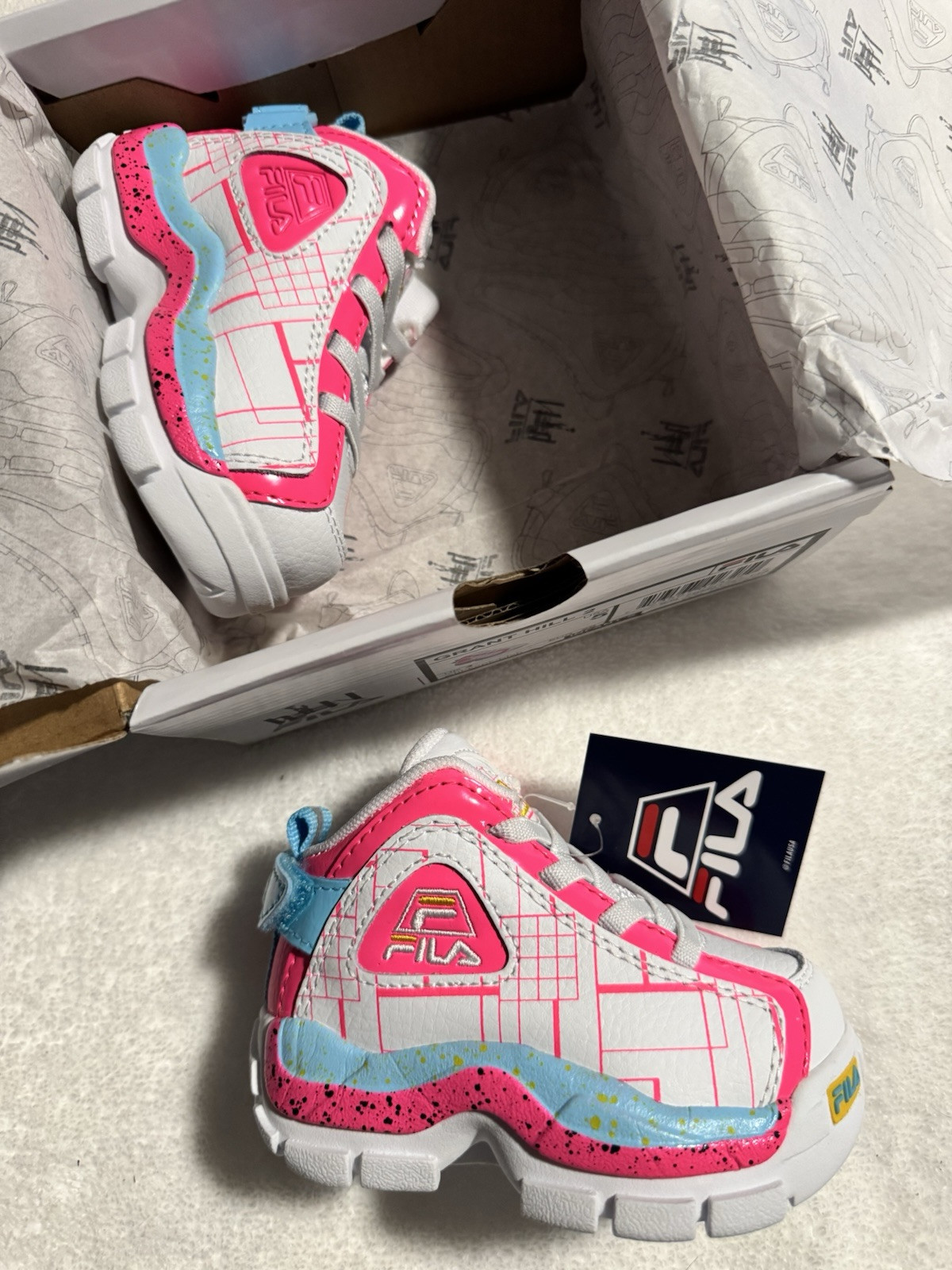 New Fila Grant Hill 2 Size 5 Girls White/Pink/Blue Sneakers 