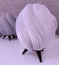 🌟 Swörly Design LampeModerne 3D Designer Tischlampe mit E27 Fassung